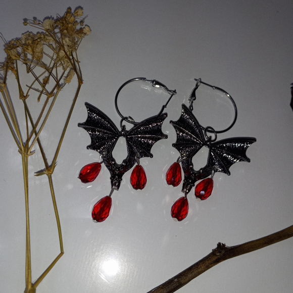 Red bat drop earrings - Picture 10 of 12